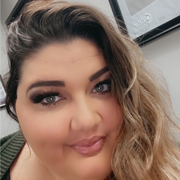 Meet your Posher, Stephanie - Picture 3 of 3